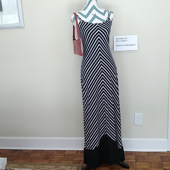 Beige by eci Maxi Dress. Size 4 - Picture 4 of 8